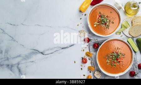 Zuppa di Gaspacho su piano in marmo bianco. Due ciotole di gaspacho tradizionale spagnolo freddo zuppa su sfondo di marmo grigio chiaro.Copy spa Foto Stock