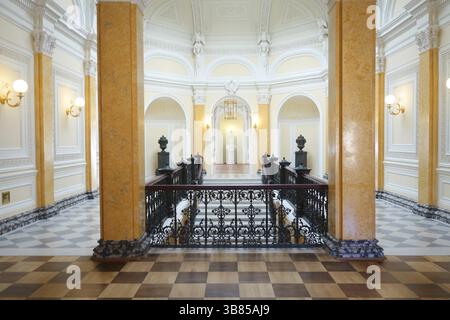 Giornata estiva e interessante escursione al Palazzo Gatchina Foto Stock