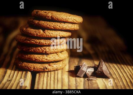 Biscotti al cioccolato e biscotti con fiocchi d'avena o farinata d'avena sul vecchio tavolo di legno Foto Stock