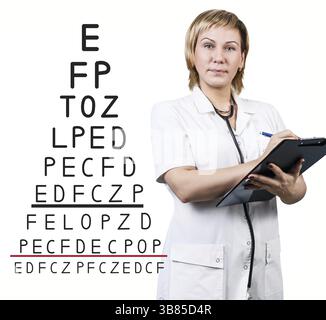 Medico donna vicino la vista tabella di dati di prova su sfondo bianco Foto Stock