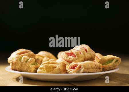 Biscotti di pasta sfoglia con marmellata colorata Foto Stock