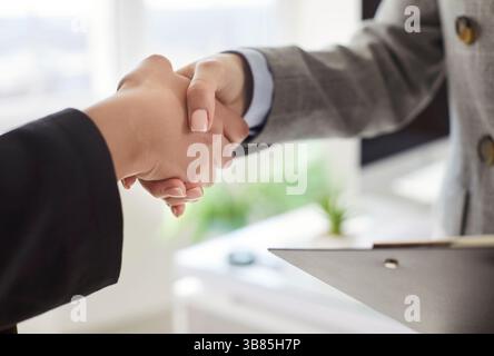 Primo piano di professionisti che stringono la mano in Office Foto Stock