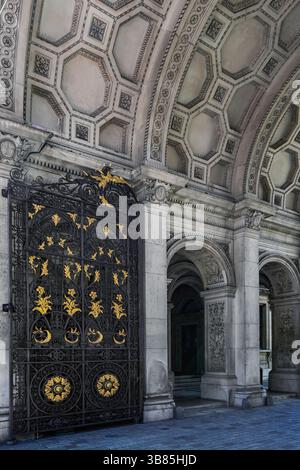 LONDRA, Regno Unito - 29 APRILE 2025: Dettaglio su una delle porte e delle porte monumentali di Burlington House a Piccadilly Foto Stock