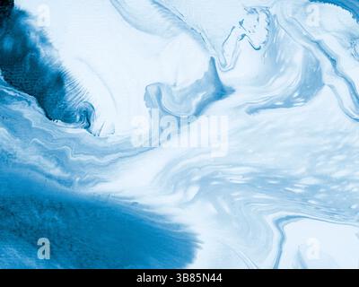 Onde blu, sfondo creativo astratto dipinto a mano, texture di marmo, oceano astratto, pittura acrilica su tela. Arte contemporanea. Foto Stock