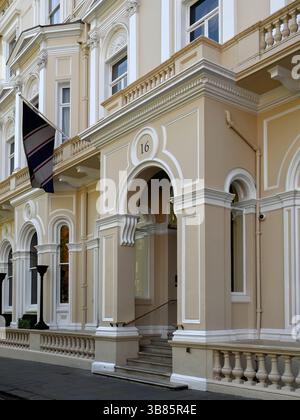 LONDRA, Regno Unito - 29 APRILE 2025: Ingresso all'East India Club al 16 St James's Square imponente Foto Stock