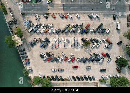 Ampio parcheggio con auto colorate in fila sulla riva del mare. Drone., Ð§ÐµÑ€Ð½Ð¾Ð³Ð¾Ñ€Ð¸Ñ Foto Stock
