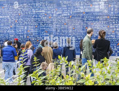 Parigi, Francia, 12 marzo 2023: Il muro i Love You è un muro a tema d'amore nella piazza del giardino Jehan Rictus a Montmartre, Parigi, Francia, Europa Foto Stock