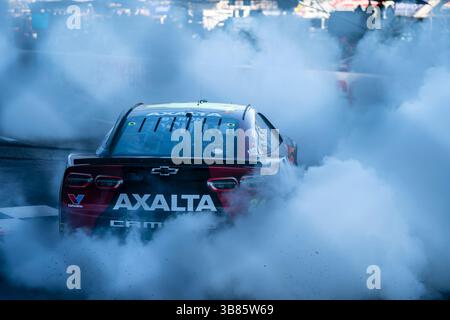William Byron celebra la sua vittoria per il Cook Out 400 a Martinsville, Virginia, USA. (Immagine di credito: © Logan T Arce Action Sports Photo/CSM via ZUMA Press Wire) Foto Stock