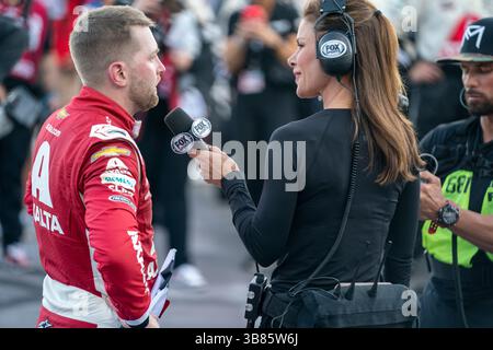 William Byron celebra la sua vittoria per il Cook Out 400 a Martinsville, Virginia, USA. (Immagine di credito: © Logan T Arce Action Sports Photo/CSM via ZUMA Press Wire) Foto Stock