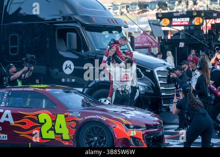 William Byron celebra la sua vittoria per il Cook Out 400 a Martinsville, Virginia, USA. (Immagine di credito: © Logan T Arce Action Sports Photo/CSM via ZUMA Press Wire) Foto Stock