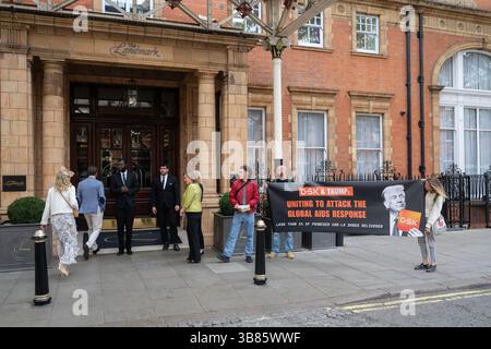 Londra, Regno Unito. 7 maggio 2025. Attivisti dei gruppi di campagna Just Treatment, STOPAIDS e ACTUP London manifestano al di fuori dell'assemblea generale annuale della società farmaceutica, GSK, accusandoli di unirsi al presidente Donald Trump nell'attaccare la risposta globale all'AIDS. Gli attivisti affermano che la GSK non riesce a fornire milioni di dosi di farmaci per la prevenzione dell'HIV promesse a paesi a basso reddito e si rifiuta di pronunciarsi contro i tagli mortali ai programmi globali di preparazione. Foto: David Mirzoeff/Alamy Live News Foto Stock