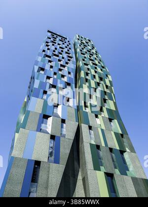 Edifici blu e verdi del complesso residenziale Forever Green Tower. Tirana, Albania. Foto Stock