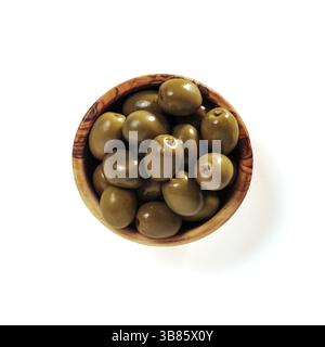 Piccola ciotola di legno con olive verdi isolate su sfondo bianco. Piatto Lay o vista dall'alto di una piccola bella ciotola di ulivo con olive verdi piene, isol Foto Stock