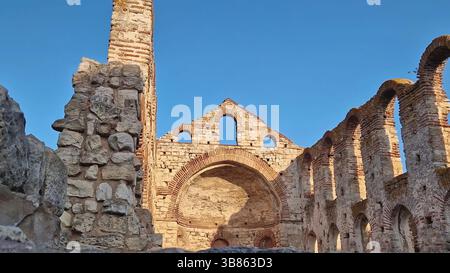 Le rovine della chiesa medievale di Santa Sofia, l'antico vescovado nella città vecchia di Nessebar, patrimonio mondiale dell'UNESCO in Bulgaria, antico insediamento Mesembria Foto Stock