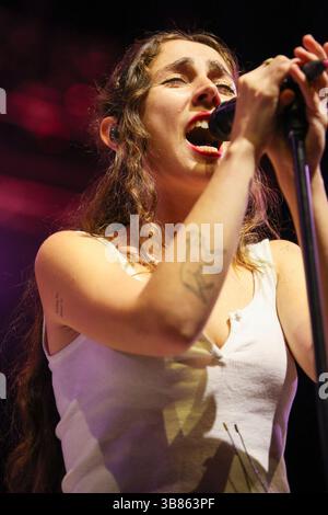 12 giugno 2024, Philadelphia, Pa, Stati Uniti: SAMIA NAJIMY FINNERTY si esibisce come atto di apertura su Bleachers â€œFrom The Studio al tour Stageâ€ al Met di Philadelphia, PA (Credit Image: © Nick piacente/ZUMA Press Wire) Foto Stock