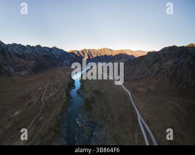 Panorama aereo della valle autunnale di un fiume di montagna. Altai, fiume Katun Foto Stock