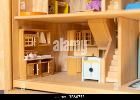Grande casa di bambola in legno con giochi all'interno Foto Stock