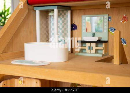 Grande casa di bambola in legno con giochi all'interno Foto Stock