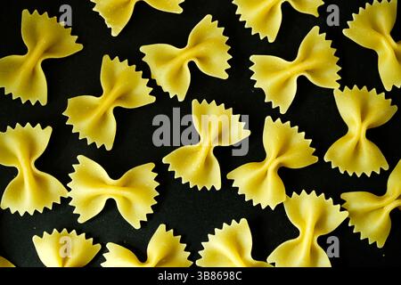 London UK, 7 maggio 2025, Italian Farfalle Dried Pasta Food Staple Foto Stock