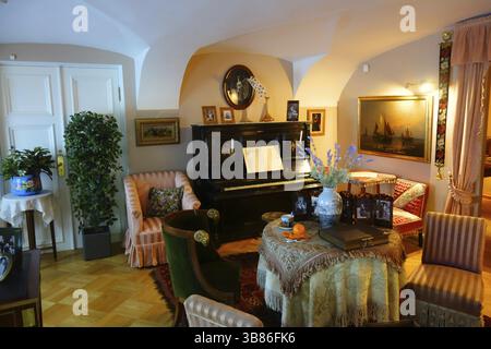 Giornata estiva e interessante escursione al Palazzo Gatchina Foto Stock