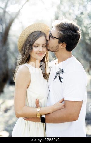 L'uomo abbraccia e bacia la donna sulla fronte. Foto Stock