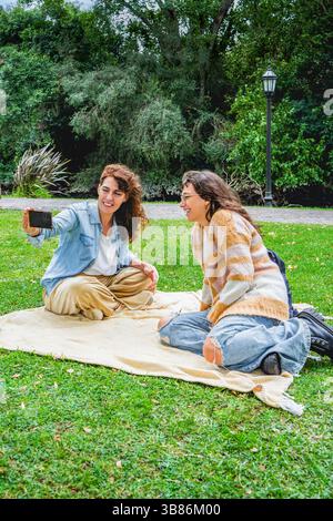 Madre e figlia catturano momenti di gioia Foto Stock