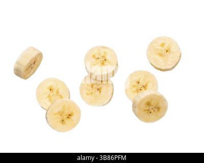 Diverse fette di banana, isolato su sfondo bianco con percorso di clipping. Sbucciate la caduta di fette di banana, gruppo di coppie di due fette di banana Foto Stock