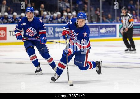 28 febbraio 2024: Brandon Biro (10) pattina nel secondo periodo contro il Syracuse Crunch. I Rochester Americans ospitarono i Syracuse Crunch in una partita della American Hockey League alla Blue Cross Arena di Rochester, New York. (Jonathan Tenca/CSM) (immagine di credito: © Jonathan Tenca/CSM via ZUMA Press Wire) Foto Stock