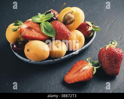 Fragola matura, albicocca e mirtilli Foto Stock