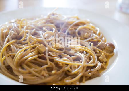 Aghetti (Pasta) alla Carbonara a base di pancetta, uova, formaggio e pepe nero Foto Stock