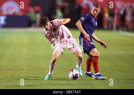 4 ottobre 2023: Il difensore Noah Allen (32) e l'attaccante Fabian Herbers (21) del Chicago Fire FC combattono per il pallone durante il match di calcio MLS tra Inter Miami FC e Chicago Fire FC al Soldier Field di Chicago, Illinois. Il Chicago Fire FC sconfisse l'Inter Miami FC 4-1. John Mersits/CSM (immagine di credito: © John Mersits/CSM tramite ZUMA Press Wire) Foto Stock