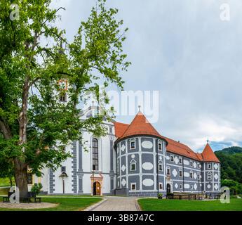 Splendido edificio del monastero di Olimje con un esclusivo design architettonico medievale del castello, Podcetrtek, Slovenia, 20 giugno 2019 Foto Stock