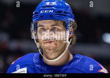 28 febbraio 2024: Il difensore di Rochester Jeremy Davies (4) pattina nel terzo periodo contro il Syracuse Crunch. I Rochester Americans ospitarono i Syracuse Crunch in una partita della American Hockey League alla Blue Cross Arena di Rochester, New York. (Jonathan Tenca/CSM) (immagine di credito: © Jonathan Tenca/CSM via ZUMA Press Wire) Foto Stock