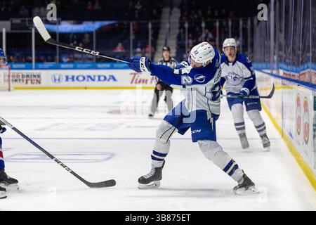 28 febbraio 2024: L'attaccante di Syracuse Crunch Maxim Grochev (23) pattina nel terzo periodo contro i Rochester Americans. I Rochester Americans ospitarono i Syracuse Crunch in una partita della American Hockey League alla Blue Cross Arena di Rochester, New York. (Jonathan Tenca/CSM) (immagine di credito: © Jonathan Tenca/CSM via ZUMA Press Wire) Foto Stock