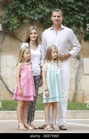 PALMA DI MAIORCA, SPAGNA - 5 AGOSTO: Re Felipe vi di Spagna, regina Letizia di Spagna e le loro cugini Principessa Leonor di Spagna (R) e Principessa Sofia di Spagna (L) posa per i fotografi al Palazzo Marivent il 5 agosto 2014 a Palma di Maiorca, Spagna... persone: Re Felipe vi di Spagna, famiglia. (Immagine di credito: © SMG via ZUMA Press Wire) Foto Stock
