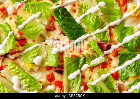 Deliziosa pizza caesar Salad con lattuga romaine e condimento cremoso Foto Stock