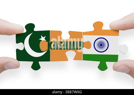Puzzle fatto con bandiere del Pakistan e dell'India con la parola KASHMIR. Guerra tra Pakistan e India Foto Stock