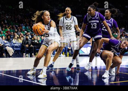 15 novembre 2023: L'attaccante di Notre Dame Natalija Marshall (15) afferra il rimbalzo durante la partita di pallacanestro femminile NCAA tra i Northwestern Wildcats e i Notre Dame Fighting Irish al Purcell Pavilion al Joyce Center di South Bend, Indiana. Notre Dame sconfisse la Northwestern 110-52. John Mersits/CSM. (Immagine di credito: © John Mersits/CSM tramite ZUMA Press Wire) Foto Stock