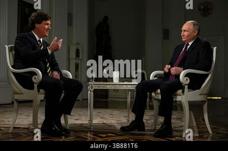 8 febbraio 2024, Mosca, Russia: Il presidente russo Vladimir Putin, a destra, ascolta una domanda del personaggio televisivo conservatore Tucker Carlson durante un'intervista al Cremlino, 8 febbraio 2024, a Mosca, Russia. (Immagine di credito: © Gavriil Grigorov/Cremlino/Pool tramite ZUMA Press Wire) Foto Stock