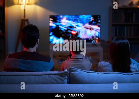 Bambino che gioca a videogame con i genitori Foto Stock