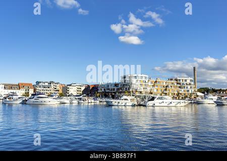 Boote und kleine Yachten im Hafen von Waren an der Mueritz, Meclemburgo-Vorpommern Foto Stock