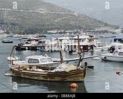 Budva, Montenegro - 08 agosto 2023: Piccole imbarcazioni da pesca ormeggiate vicino alla riva Foto Stock