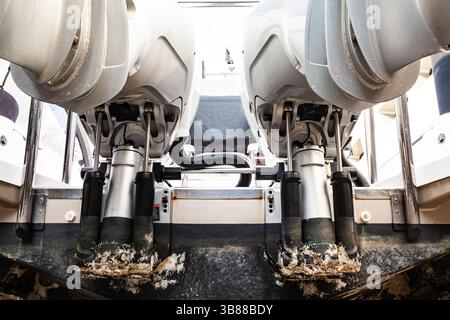 Meccanismi di sollevamento sui motori fuoribordo a poppa dell'imbarcazione. Ascensore sullo specchio di poppa sui motori fuoribordo di una barca a motore. Foto Stock