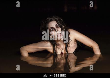 Scena horror - la donna nella palude Foto Stock