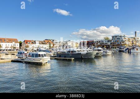 Boote und kleine Yachten im Hafen von Waren an der Mueritz, Meclemburgo-Vorpommern Foto Stock