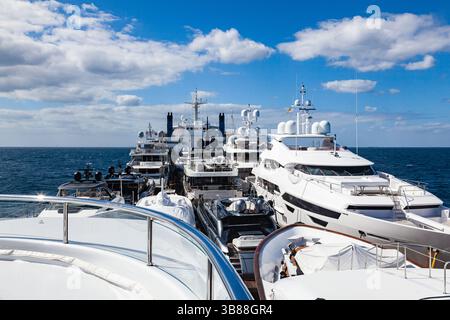 Trasporto di yacht di lusso attraverso l'oceano su una nave da trasporto. Foto Stock