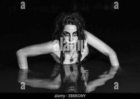 Scena horror - la donna nella palude Foto Stock