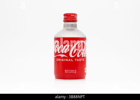 Coca-Cola gusto originale in lattina da 300 ml con tappo in bottiglia importato dal Giappone. Classica coca del mercato asiatico. Foto Stock