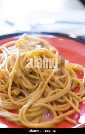 Aghetti (Pasta) alla Carbonara a base di pancetta, uova, formaggio e pepe nero Foto Stock