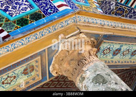 Primo piano di un capitello ornato di colonne e mosaici di piastrelle islamiche colorate con motivi floreali e geometrici sulla Cupola della roccia, Gerusalemme, Israele. Foto Stock